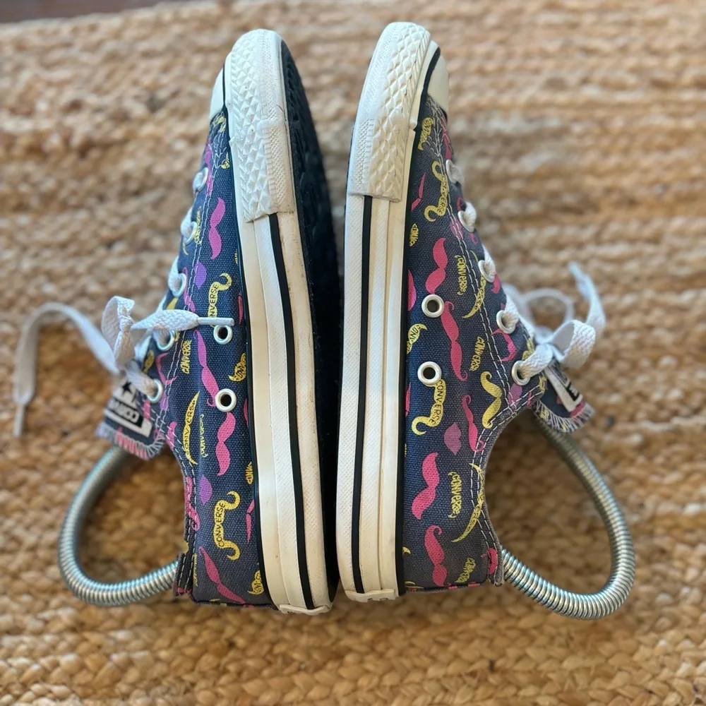 Converse Unisex Chuck‎ Taylor mustache Youth size 1.5 rare